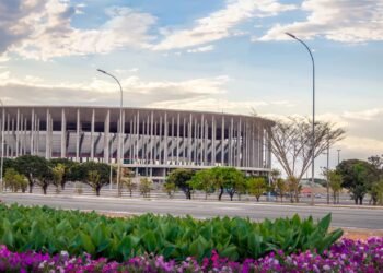 Cercada por 288 pilares colossais de concreto, a monumental arena de Brasília acomoda 72 mil torcedores e é um prodígio da arquitetura moderna