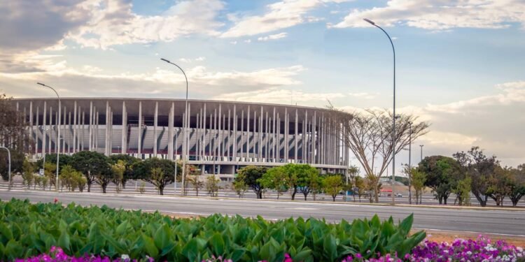 Cercada por 288 pilares colossais de concreto, a monumental arena de Brasília acomoda 72 mil torcedores e é um prodígio da arquitetura moderna