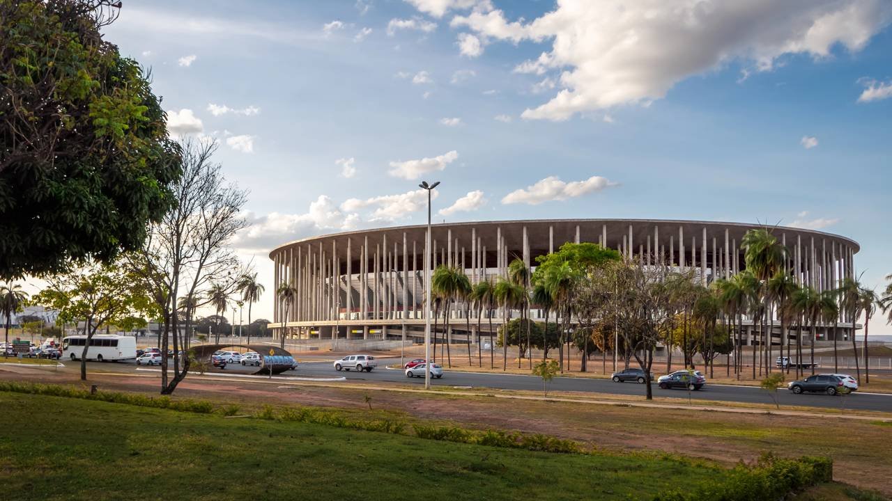 Cercada por 288 pilares colossais de concreto, a monumental arena de Brasília acomoda 72 mil torcedores e é um prodígio da arquitetura moderna