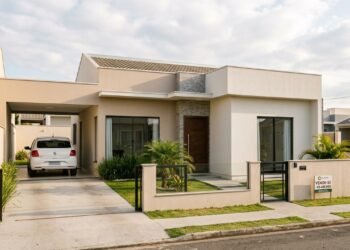 Avó doa casa de R$ 480 mil para neta que cuidou dela durante 12 anos e filhos descobrem transferência depois da morte; família questiona se imóvel poderia ter sido doado integralmente sem respeitar a parte reservada aos herdeiros