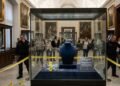 Colar de diamantes avaliado em 4 milhões de dólares é roubado em plena luz do dia em museu de Viena