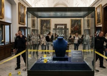 Colar de diamantes avaliado em 4 milhões de dólares é roubado em plena luz do dia em museu de Viena
