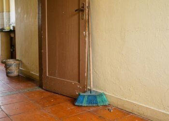 O que significa colocar uma vassoura atrás da porta: de onde surgiu essa tradição tão conhecida