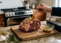 Um açougueiro revelou o segredo para um assado suculento: pincele a carne com isto e ela ficará macia