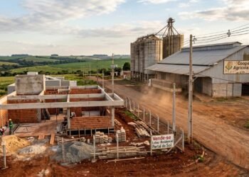 construção ao lado de fazenda