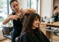 O cabeleireiro Alberto Sanguino, explica: “Se você tem cabelo cacheado, este corte é o melhor para um visual rejuvenescido; ele adiciona volume e é fácil de estilizar.”