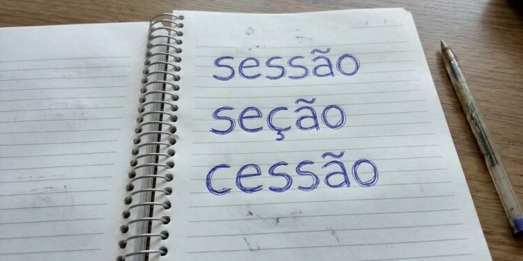 O detalhe é que entender a história por trás da palavra cheia de curvas resolve a maior parte dos tropeços logo no primeiro contato.