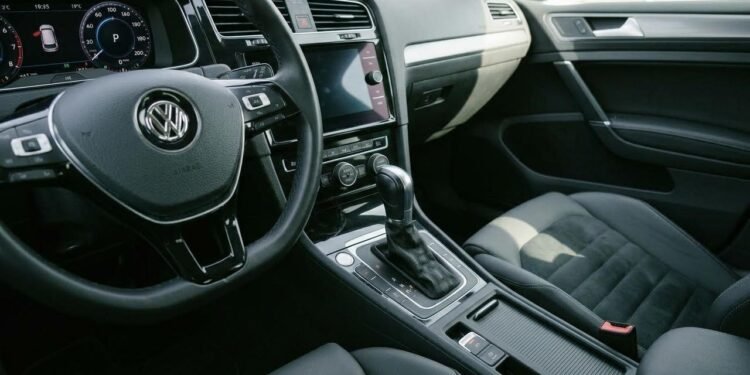 A Volvo explica em seu manual que, nessa posição, a transmissão fica mecanicamente bloqueada e o veículo deve estar parado antes de P ser selecionado.
