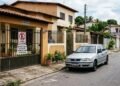 Homem coloca placa de “proibido estacionar” em frente à própria casa e chama guincho quando vizinho para no local; descobre que placa particular não cria automaticamente proibição de trânsito