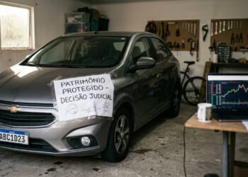 Marido faz dívida oculta de R$ 200 mil em criptomoedas, banco pede penhora do carro da esposa e Justiça livra o patrimônio da mulher