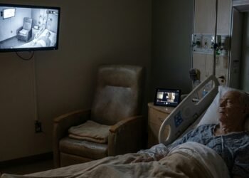 Família contrata cuidadora para acompanhar idoso durante internação e descobre, pelas câmeras do quarto, que profissional deixava o local por longos períodos durante a madrugada