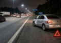 Por que alguns motoristas deixam um pano branco pendurado na janela do carro durante a viagem?