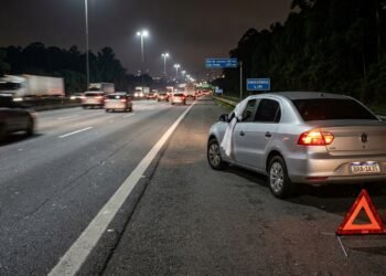 Por que alguns motoristas deixam um pano branco pendurado na janela do carro durante a viagem?