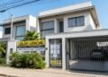 Homem compra casa em leilão por valor muito abaixo do mercado, paga o imóvel e só depois descobre que uma família ainda mora no endereço e não pretende sair voluntariamente