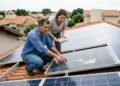 Casal instala sistema de energia solar por R$ 48 mil, percebe queda brusca na geração poucos meses depois e descobre que parte dos equipamentos instalados não era nova