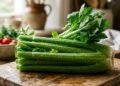 O vegetal que tem cerca de 95% de água e pode ajudar na hidratação, no intestino e em uma alimentação mais equilibrada