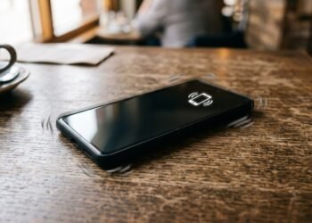 O que significa quando o celular vibra sem aparecer nenhuma notificação?