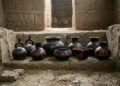 Arqueólogos encontram 38 pessoas sepultadas com ouro, armas e 200 vasos em complexo funerário de 600 anos no Peru