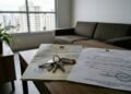 Amigo ocupa apartamento por tolerância do proprietário durante 10 anos, recusa-se a sair após pedido de devolução e tenta alegar usucapião; o Código Civil responde no artigo 1.208, porque atos de mera permissão ou tolerância não induzem posse
