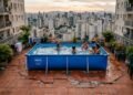 Morador de cobertura decide instalar uma piscina de plástico com 5 mil litros no terraço para aproveitar o verão sem consultar um engenheiro, o teto do vizinho de baixo começa a ceder e a Defesa Civil interdita o andar por risco iminente de desabamento devido à sobrecarga