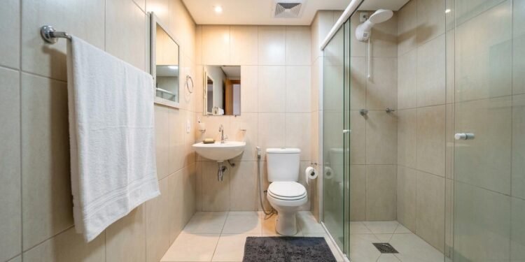 Em um banheiro com pouca ventilação, toalhas úmidas, ralos e superfícies molhadas conseguem manter odores mesmo depois de uma limpeza rápida.