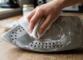 Especialistas em limpeza explicam: “Para remover manchas de queimado do ferro de passar, misture duas colheres de sopa de bicarbonato de sódio com água.”