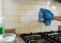 Diga adeus à gordura incrustada: o truque de limpeza que deixa sua cozinha com aparência de nova