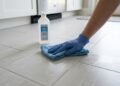 Colocar álcool no pano antes de limpar a casa: por que algumas pessoas recomendam e para que serve