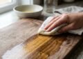 Passar óleo de coco com suco de limão em tábuas de carne: o hidratante caseiro que evita rachaduras e prolonga a vida útil de colheres de pau