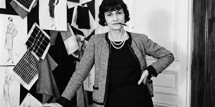 Gabrielle Chanel cresceu em um orfanato humilde no interior da França e aprendeu a costurar em condições extremamente difíceis // Imagem ilustrativa