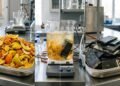 A usina pioneira que usa cascas de frutas para dissolver baterias de lítio e recuperar até 90% dos metais nobres sem poluição química