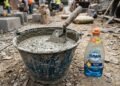 Os pedreiros concordam: misturar detergente com concreto é o melhor truque para pequenos reparos domésticos