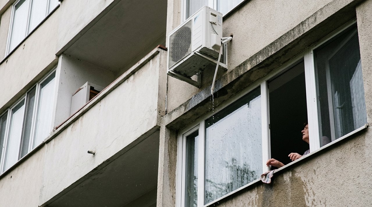Casal instala ar-condicionado no apartamento e condomínio exige mudança da condensadora meses depois porque água começa a atingir janela do vizinho do andar de baixo