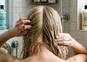 O cabeleireiro Kevin Briceño, explica: “O cabelo fino é um dos tipos de cabelo que menos tolera improvisações. Um produto muito espesso, um enxágue inadequado ou uma lavagem apressada podem deixá-lo opaco em questão de horas.”