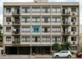 Casal compra apartamento e gasta R$ 45 mil para trocar todas as janelas por modelos acústicos, mas condomínio exige retirada porque perfis externos não seguem padrão da fachada