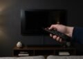 Por que o controle remoto da TV consegue funcionar apontado para a parede em vez de diretamente para o aparelho?