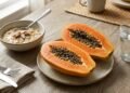 A fruta presente no café da manhã de muita gente pode ajudar na regularidade intestinal graças à combinação de água e fibras