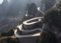 Com 99 curvas acentuadas subindo mais de mil metros em apenas 11 km, a estrada da montanha Tianmen na China é a famosa rota para o céu