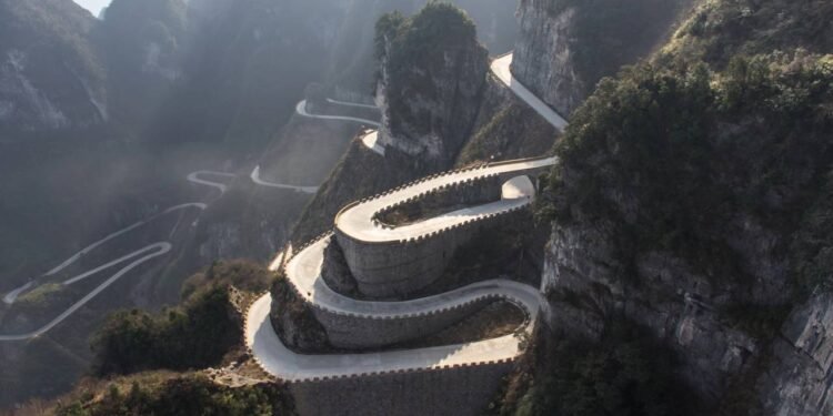 Com 99 curvas acentuadas subindo mais de mil metros em apenas 11 km, a estrada da montanha Tianmen na China é a famosa rota para o céu