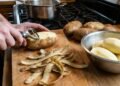 Quem descasca batatas uma por uma pode estar perdendo tempo sem necessidade com métodos simples que agilizam toda a preparação