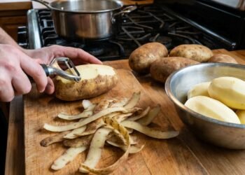 Quem descasca batatas uma por uma pode estar perdendo tempo sem necessidade com métodos simples que agilizam toda a preparação