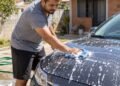 Misturar condicionador de cabelo de bebê com água para lavar o carro: para que serve e quando essa técnica é recomendada