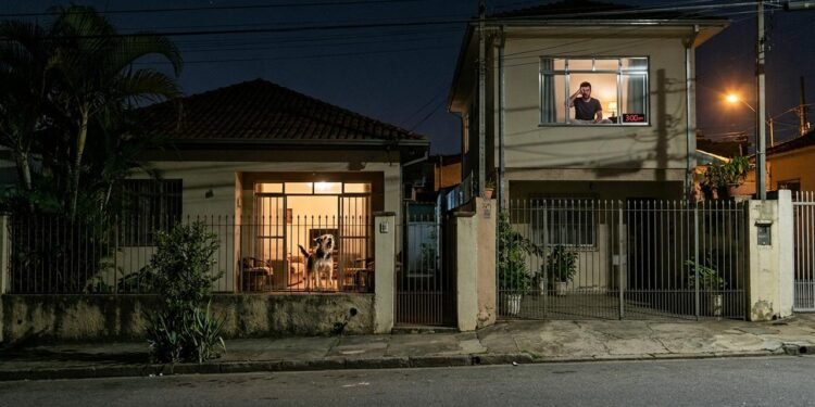 Paulo e André não precisariam necessariamente morar em um condomínio para surgir uma discussão jurídica sobre o barulho. // Imagem ilustrativa gerada por IA para representar a situação descrita no texto; pessoas, locais e elementos visuais não correspondem necessariamente aos reais