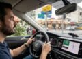 Estudos em psicologia explica que pessoas que baixam o volume da música para procurar direções não o fazem para ouvir o GPS, mas sim para liberar a atenção