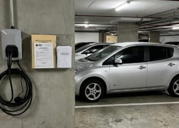 Morador instala carregador de carro elétrico na vaga e condomínio suspende uso até apresentação de projeto, mesmo com consumo ligado ao próprio apartamento