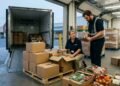 Supermercado recebe carga refrigerada durante a madrugada, funcionários percebem pela manhã que caminhão chegou com temperatura acima do previsto e centenas de produtos precisam ser separados