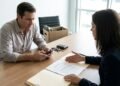 Funcionário usa o próprio celular para atender clientes da empresa durante anos e, após demissão, empregador exige acesso às conversas profissionais armazenadas junto de mensagens pessoais