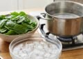 O erro ao preparar espinafre que pode atrapalhar o aproveitamento do ferro e a combinação simples que melhora a absorção desse mineral