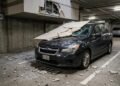Condômino estaciona carro de R$ 160 mil na garagem e encontra teto e capô danificados após pedaço de revestimento desprender da estrutura do prédio durante a madrugada; reparo supera R$ 17 mil e começa discussão sobre quem deve pagar