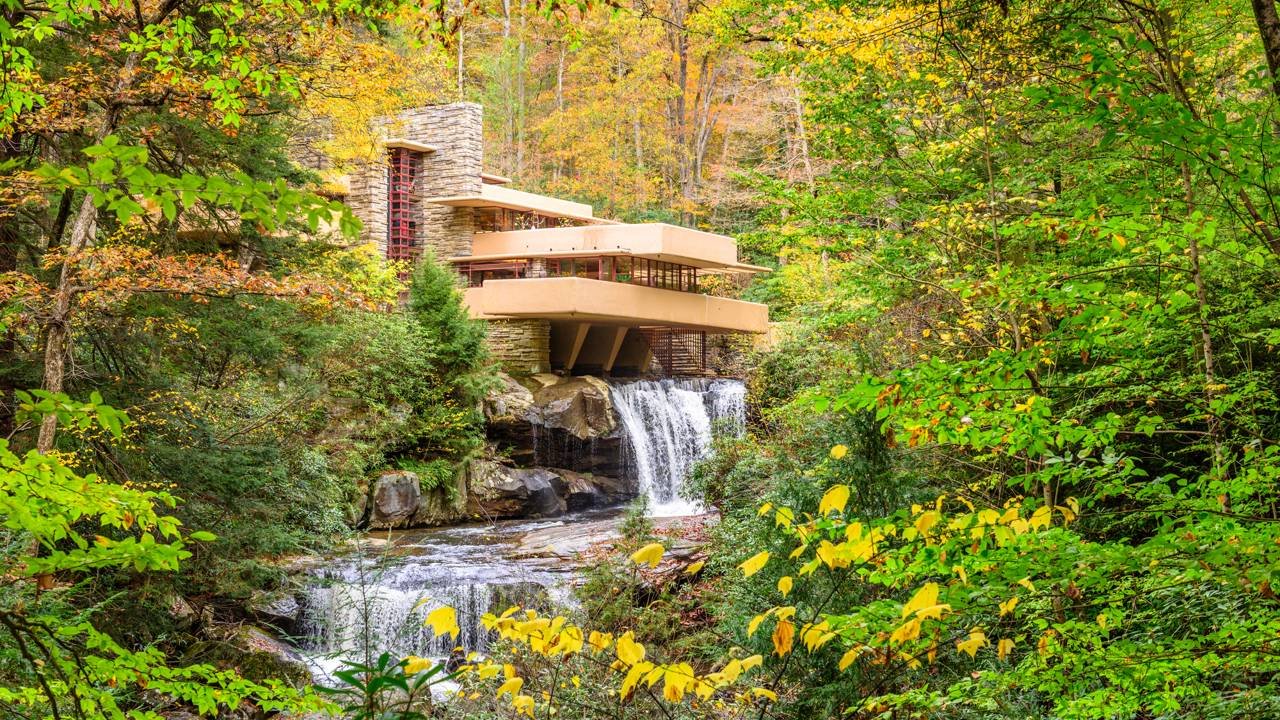 Com balanços de concreto armado suspensos sobre uma cachoeira, a célebre casa Fallingwater de 1935 virou ícone da arquitetura mundial